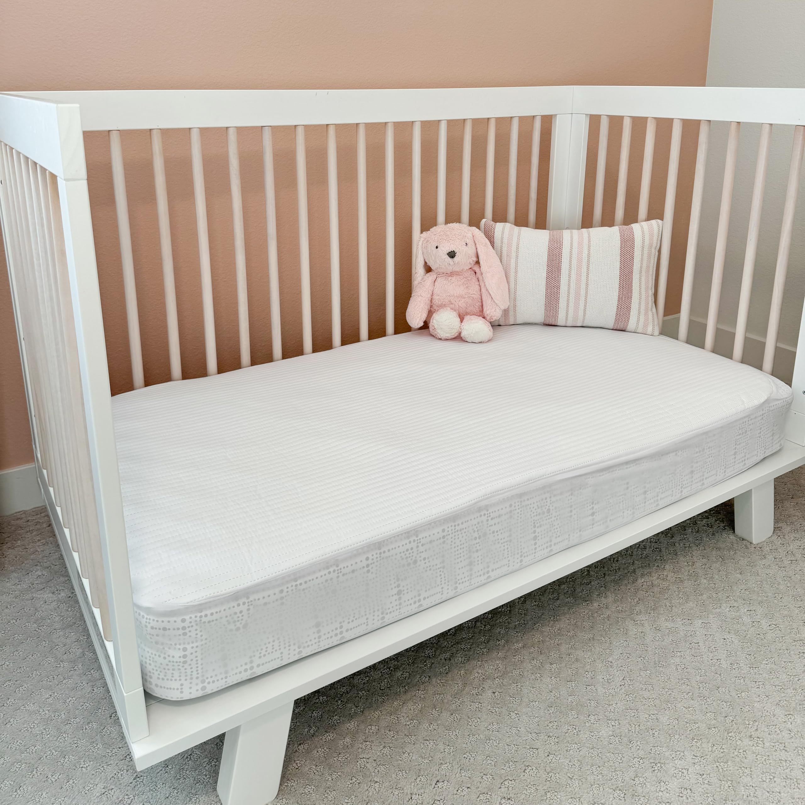 Dreamology noiseless design image highlights quiet, undisturbed baby sleep.