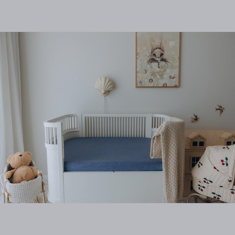 Dreamology mini-crib-sheets-durable close-up—pilling-resistant fabric for long-lasting comfort.
