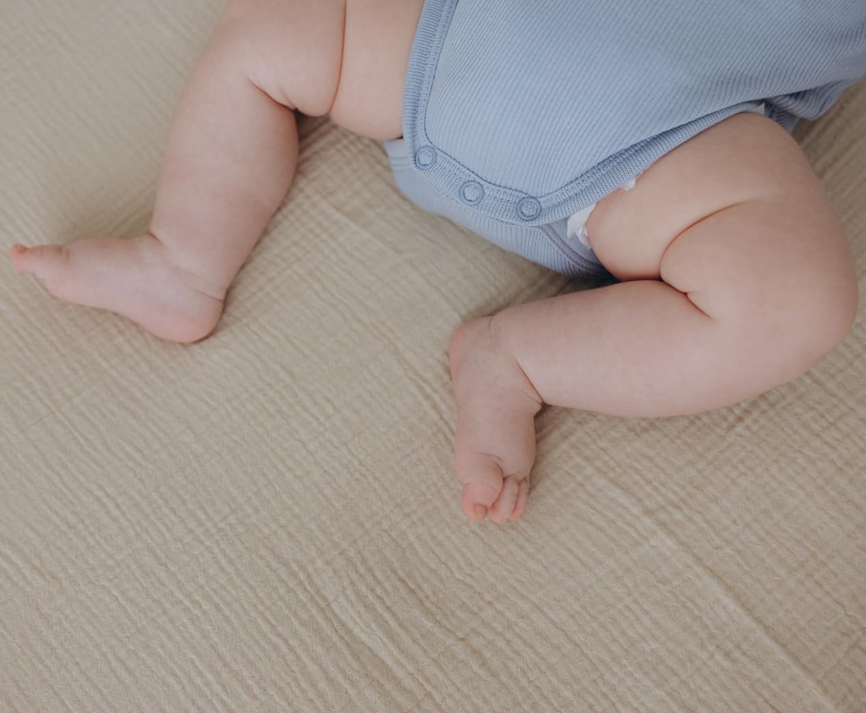 Dreamology Muslin crib sheets elastic border for slip-free secure fit