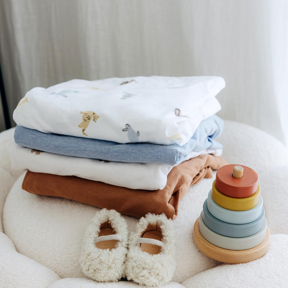 Dreamology machine-washable and durable crib sheets stay soft after washing.