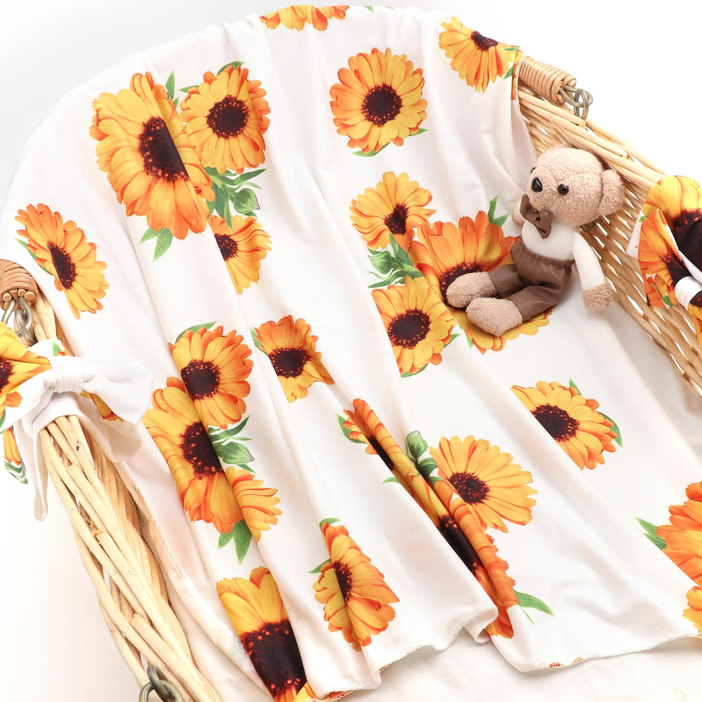 DRESHOW BQUBO swaddle close-up reveals soft stretchy fabric quality