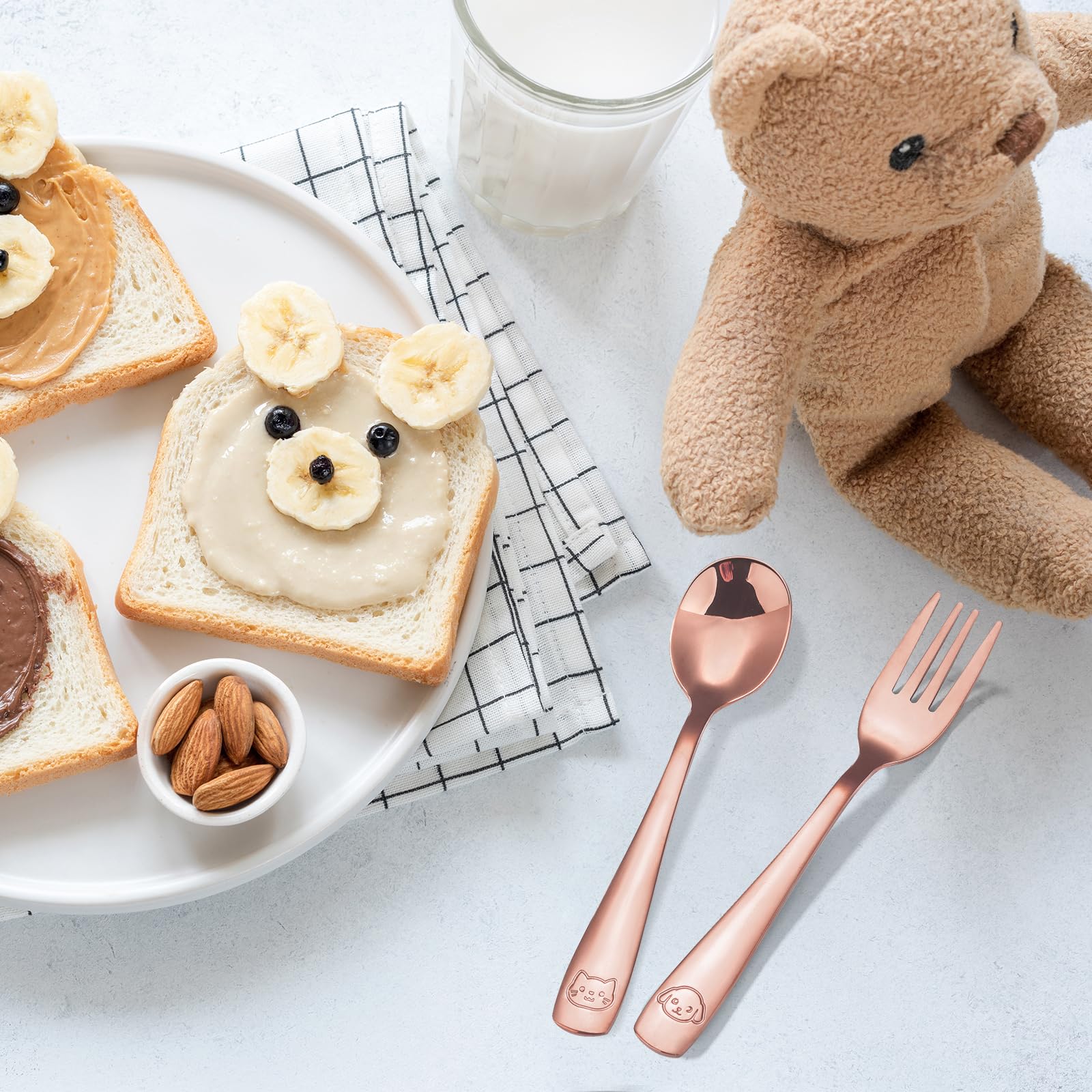 Set supports toddlers during self-feeding and transition to independent dining