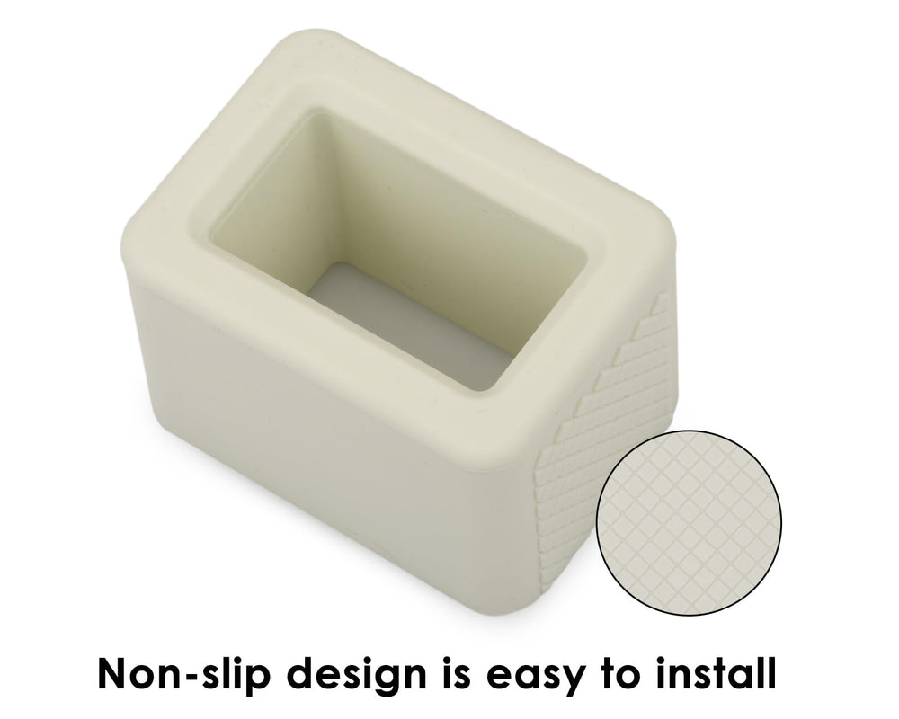 DS Distinctive Style one-hand buckling image shows effortless fastening during car rides.
