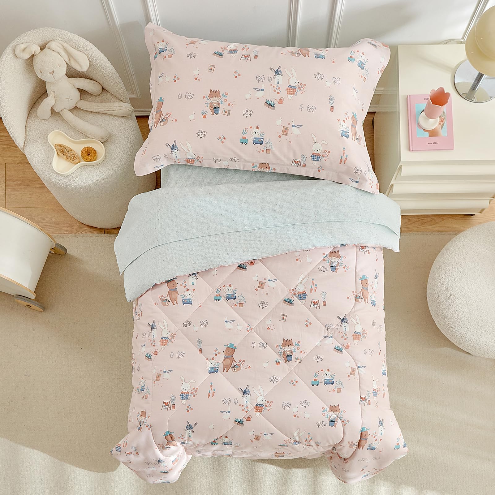 DuShow reversible gray sheets provide versatile styling for all-season sleeps.