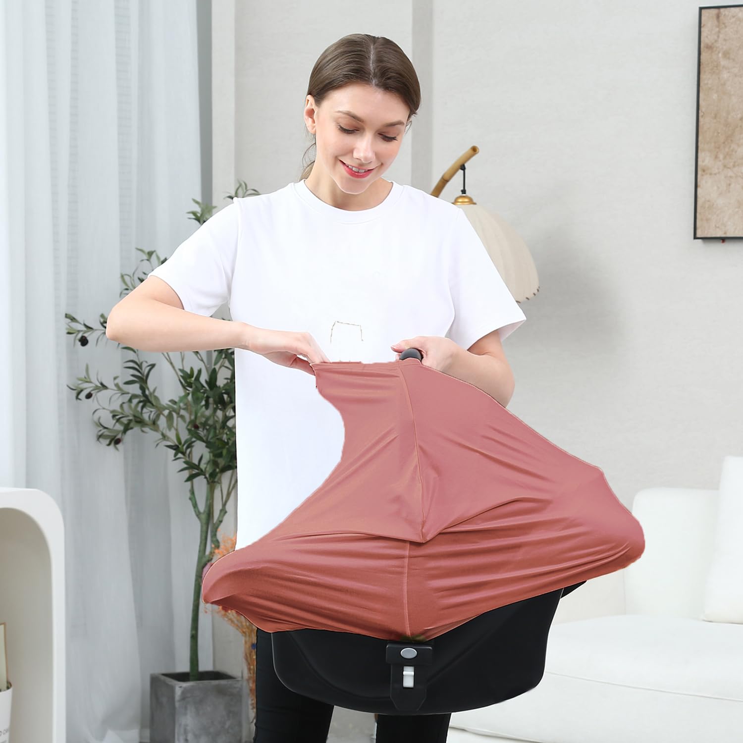 Dudeeghes breastfeeding privacy cover enables discreet nursing.