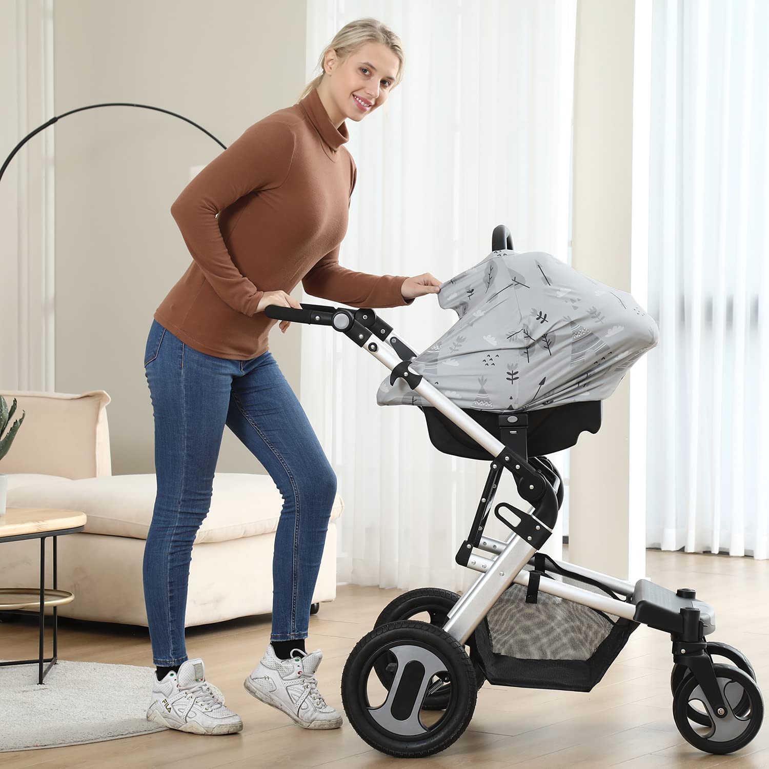Dudeeghes high chair cover supports mess-free feeding and easy cleanup.