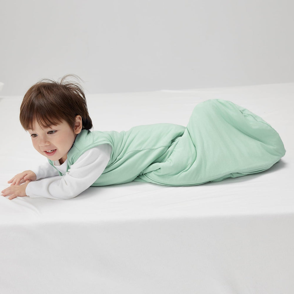 Duomiaomiao collar-zipper-protector guards baby's chin during dressing.