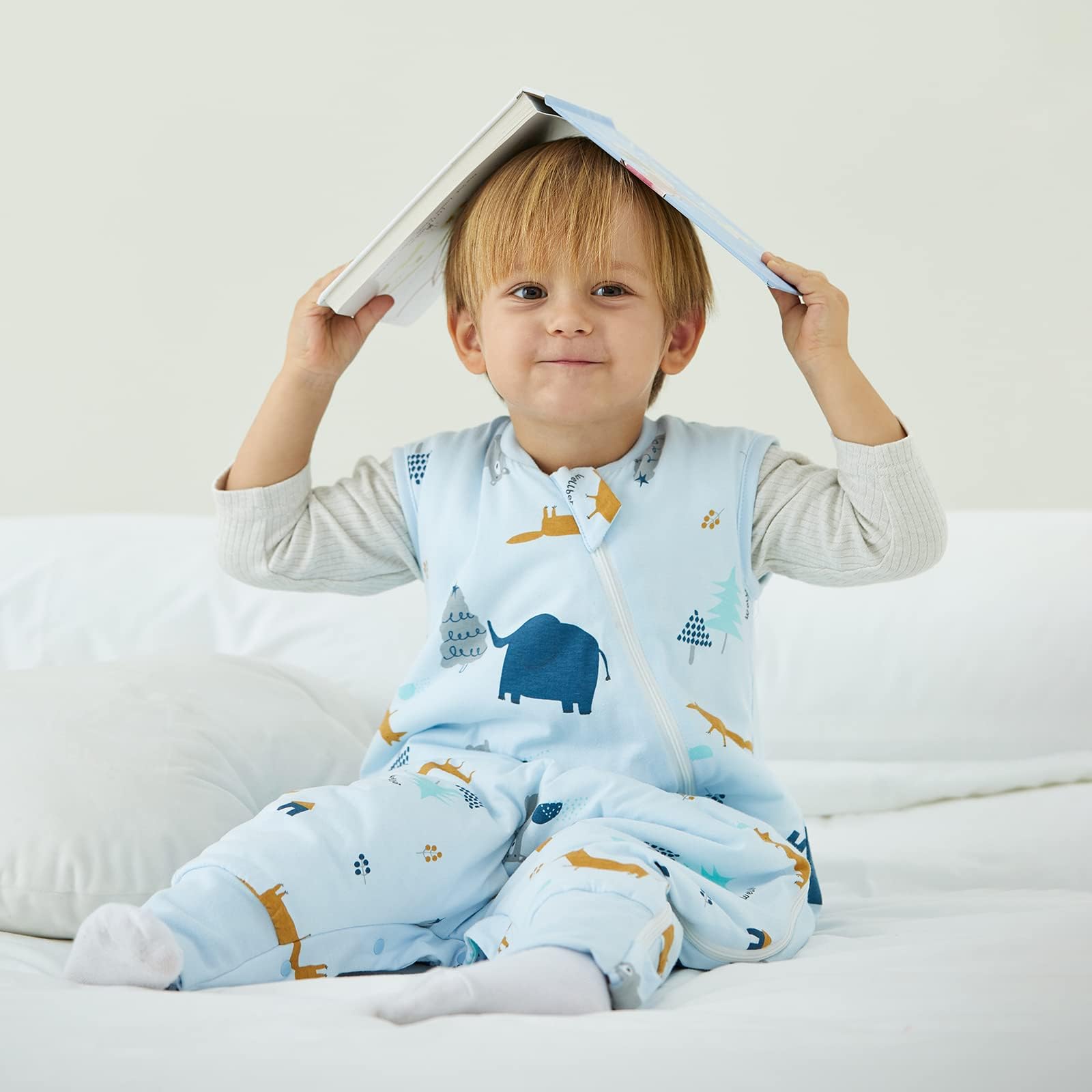 Duomiaomiao sleep sack crotch-snaps enable easy diaper changes without waking baby.