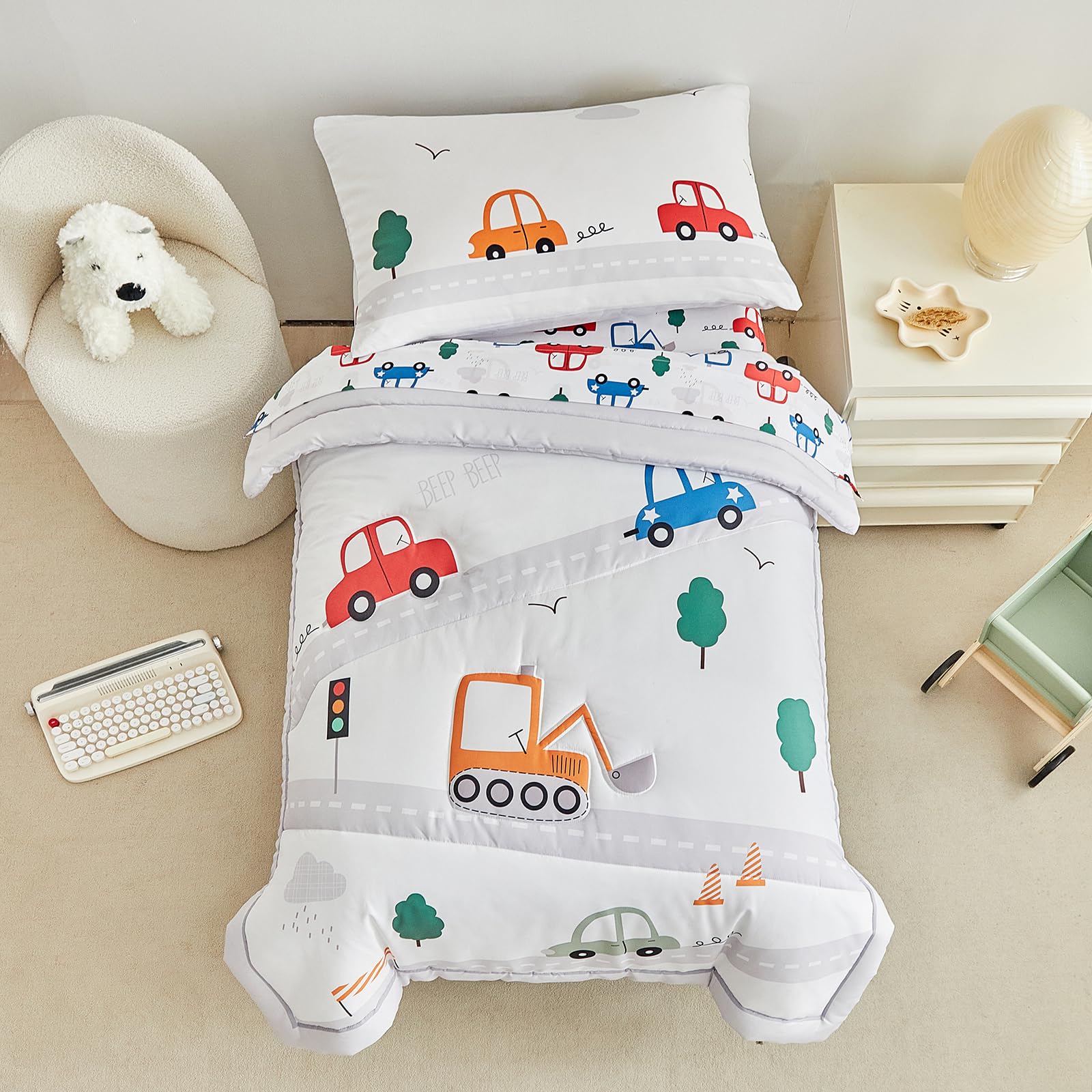 DuShow car-themed design on toddler bedding sparks playful room.