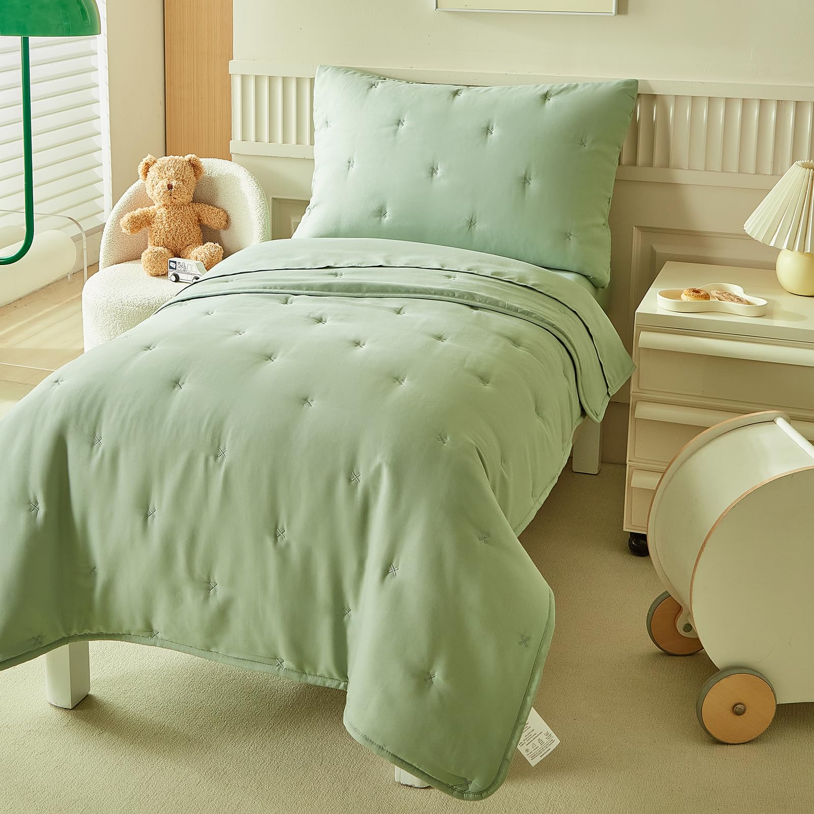 DuShow Green embroidery detail on quilted comforter for durable, stylish pattern.