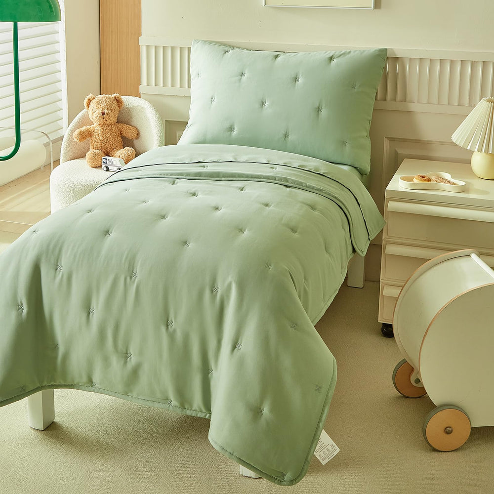 DuShow Green embroidery detail on quilted comforter for durable, stylish pattern.