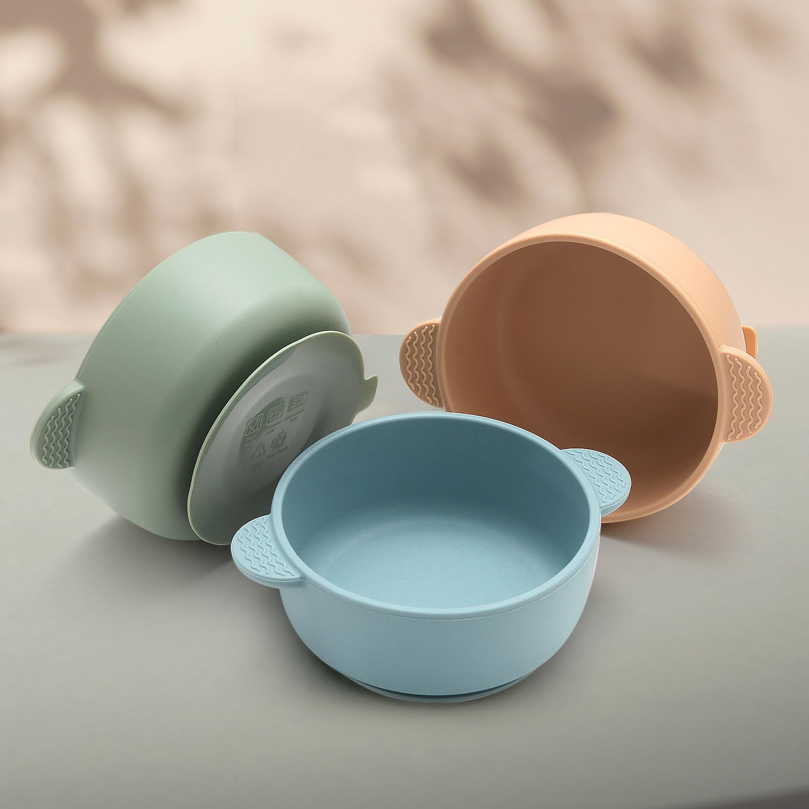 Eascrozn bowls feature non-slip handles for stable self-feeding