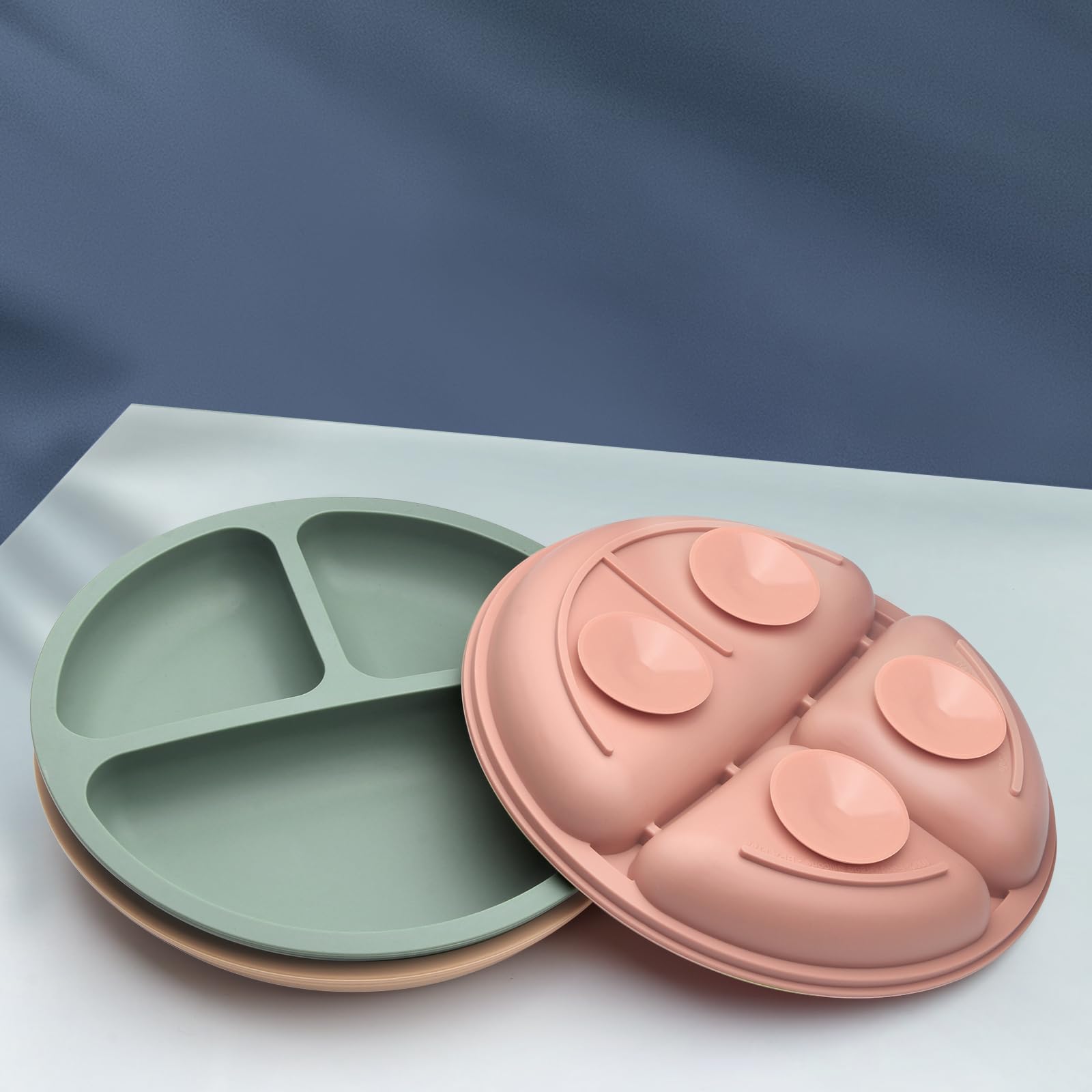 Eascrozn BPA-free silicone plate close-up highlights smooth surface and reliability.