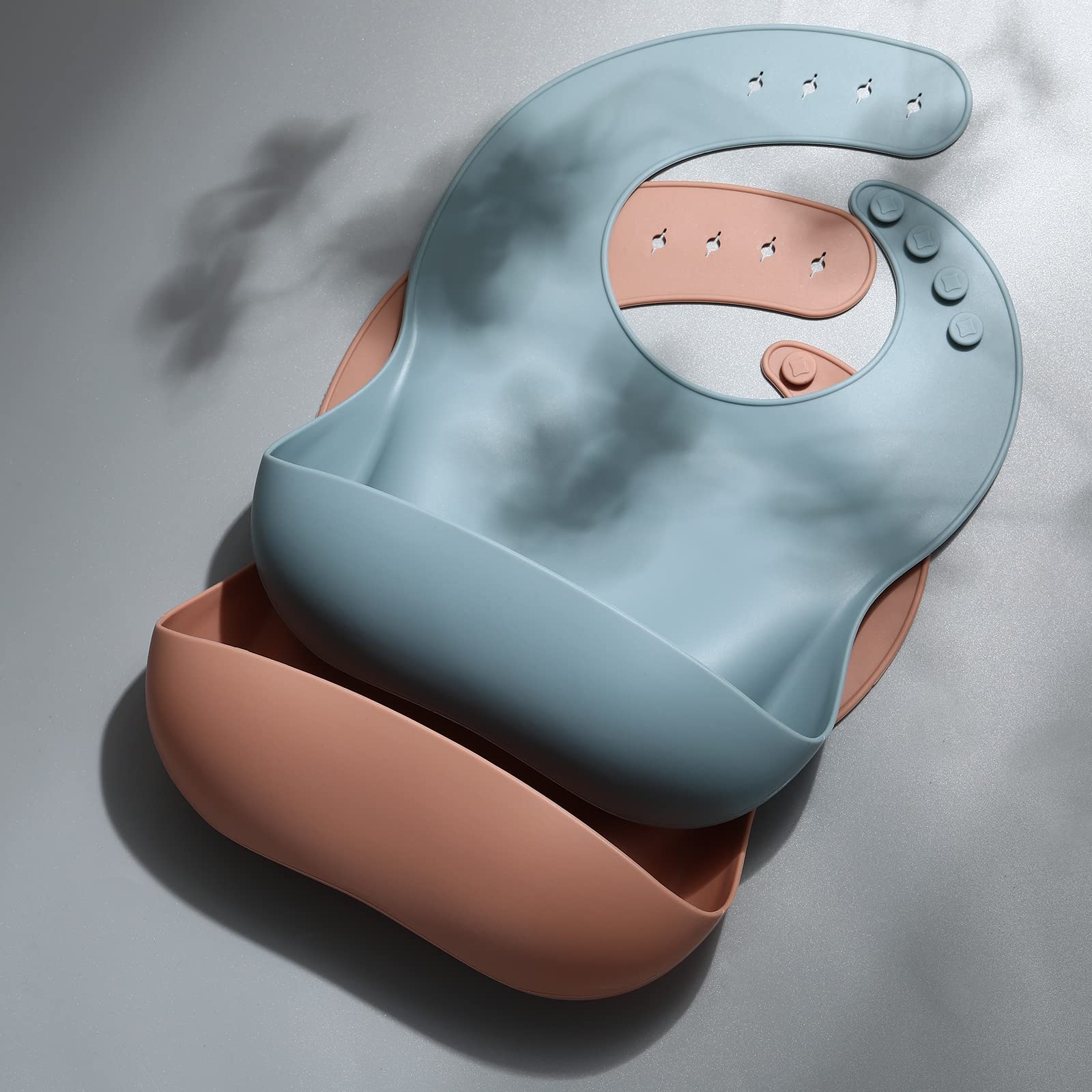 Eascrozn bibs unisex design suits babies to toddlers during meals.