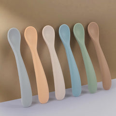 Eascrozn soft-tip feeding spoon gently touching a baby’s gums.
