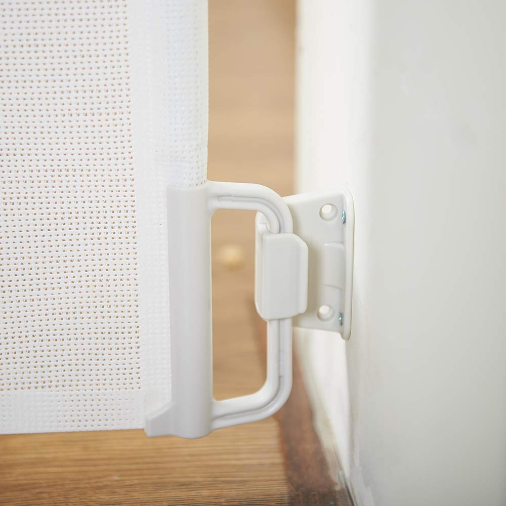 EasyBaby gate one handed operation handle in use