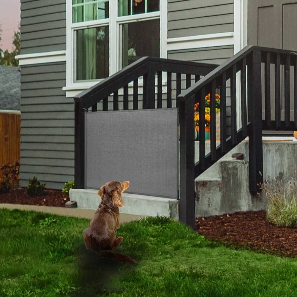 EasyBaby one-handed operation illustrates quick gate access with a single hand.