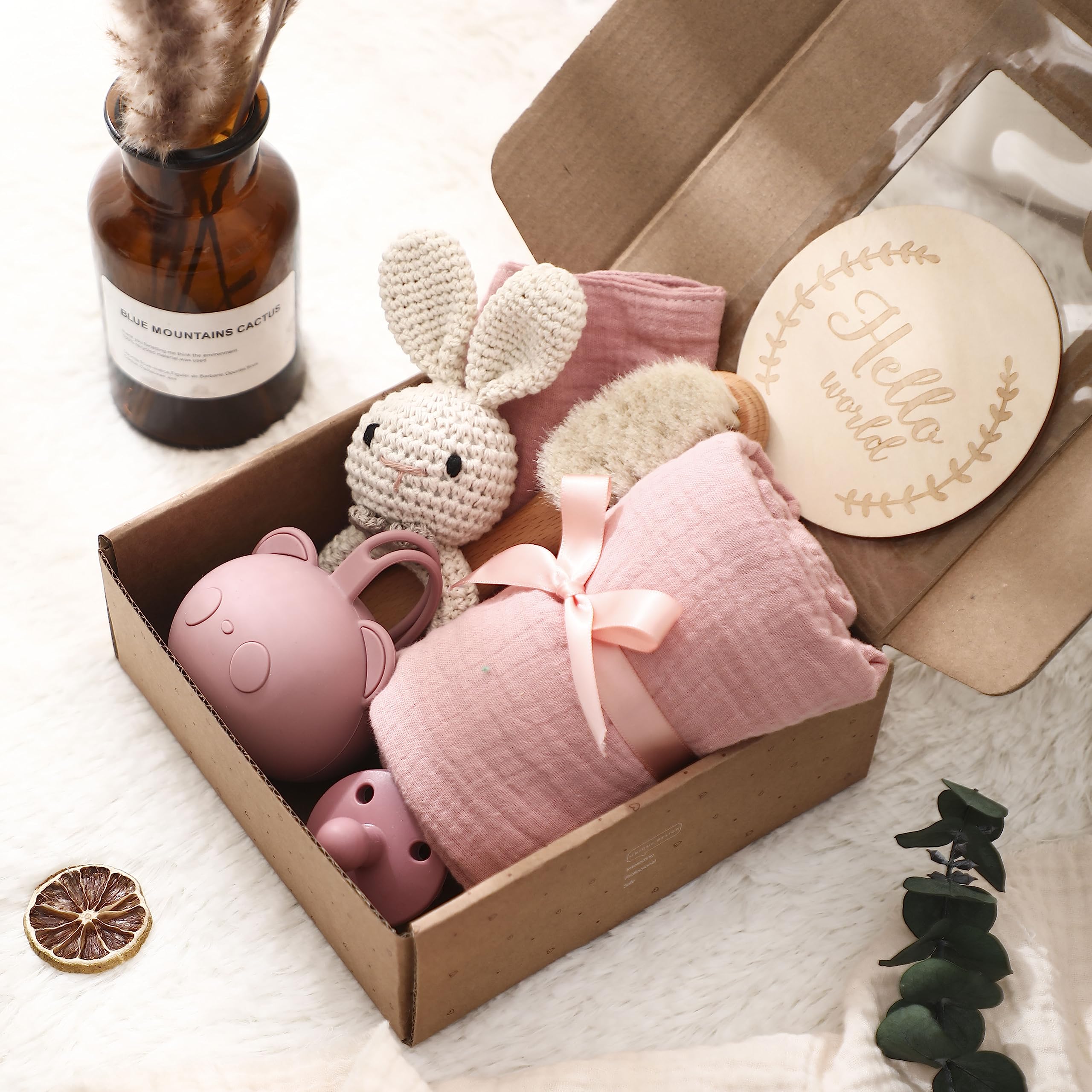 EERKEOD-newborn-gift-set-inside captures a complete, ready-to-gift presentation.