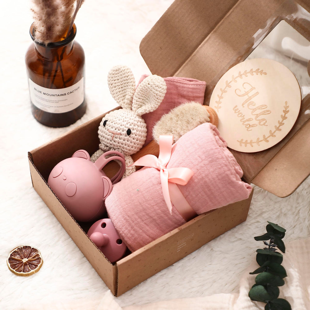 EERKEOD-newborn-gift-set-inside captures a complete, ready-to-gift presentation.