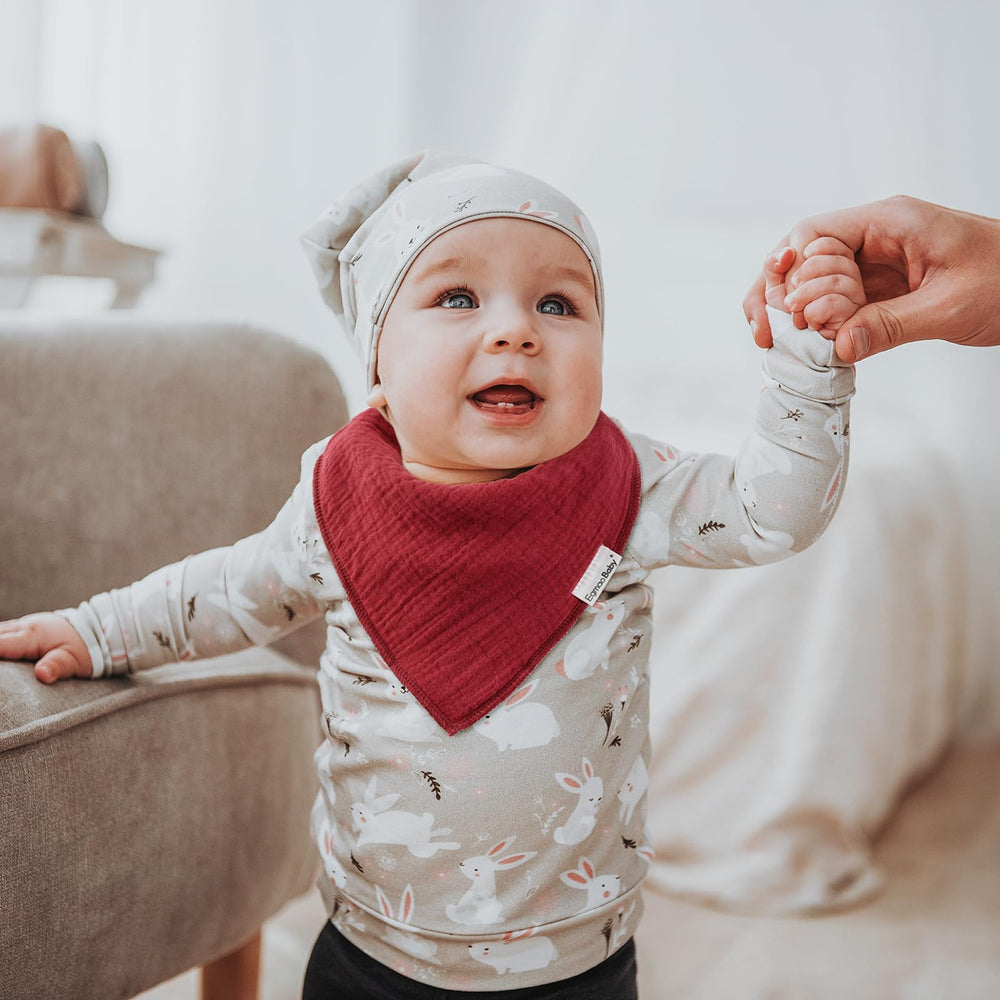 egmao baby adjustable-snaps closeup demonstrates fit for 0–36 months