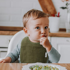 Egmao Baby Muslin Bib adjustable snaps demonstrated for growing baby sizes