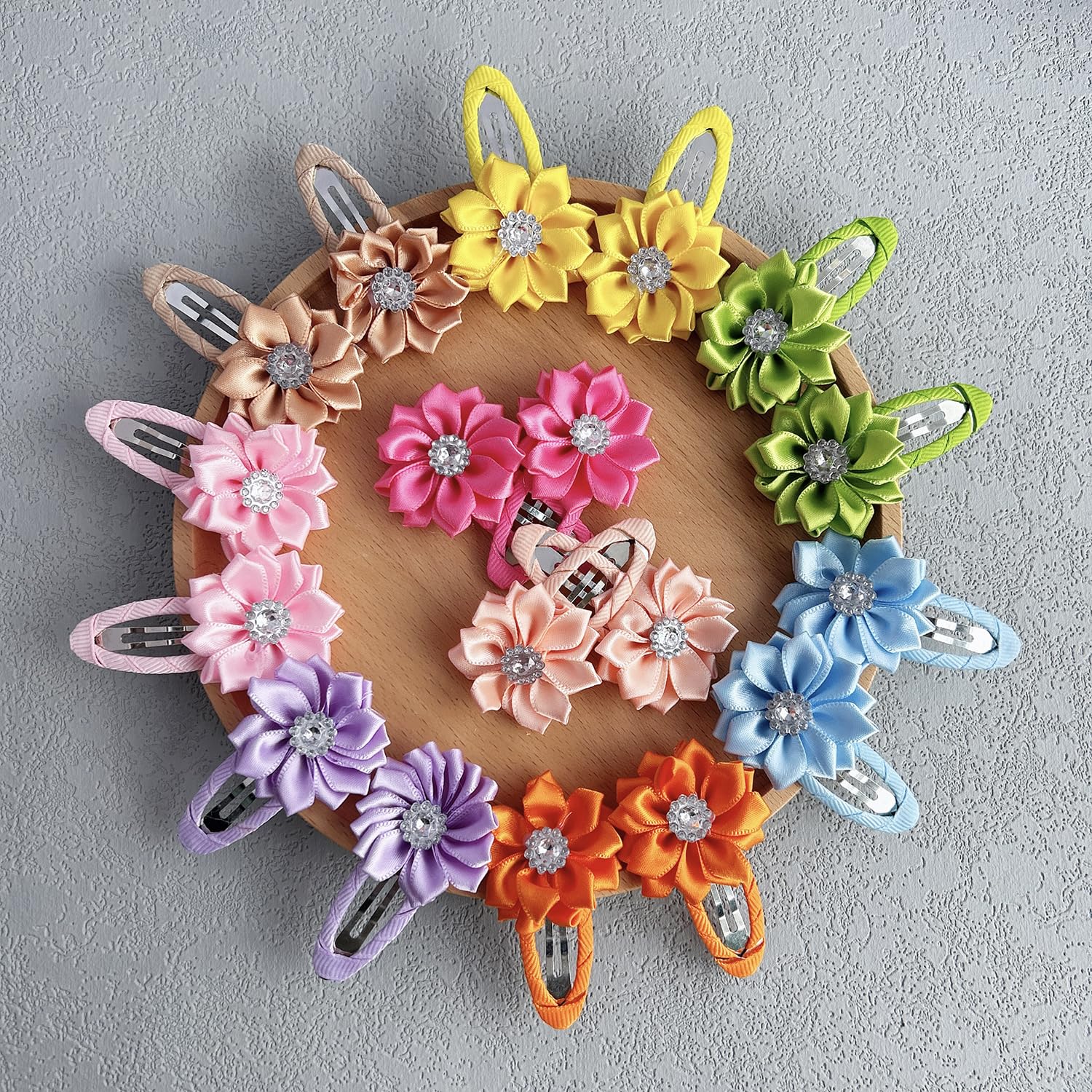 Elesa Miracle 2-inch flower clip closeup showing secure snap clip for gentle hold