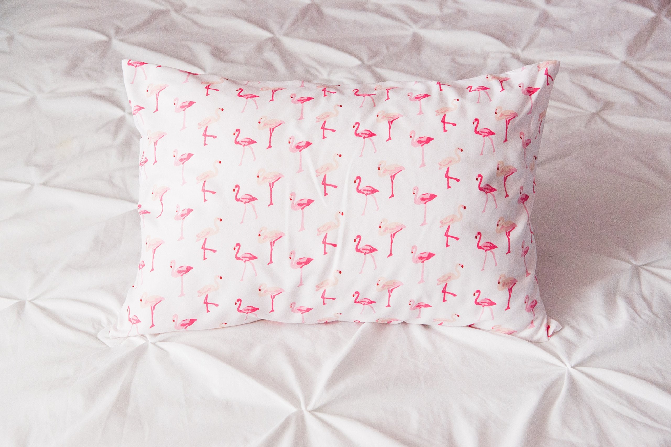 Ella & Max envelope-style toddler pillowcase keeps pillow tidy and secure.