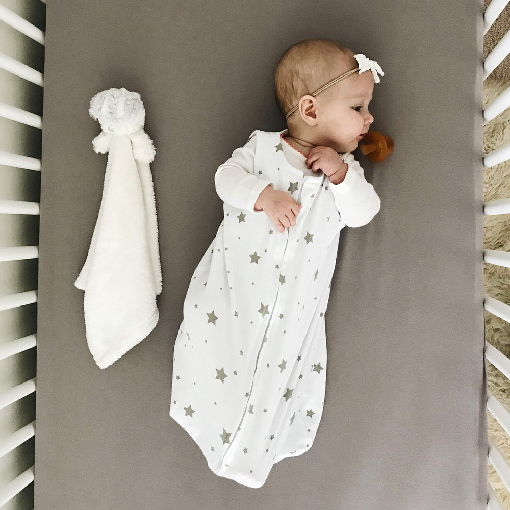 Ely's & Co baby sleep sack 3-6 months grey star pattern, cozy design for gentle nighttime transitions.