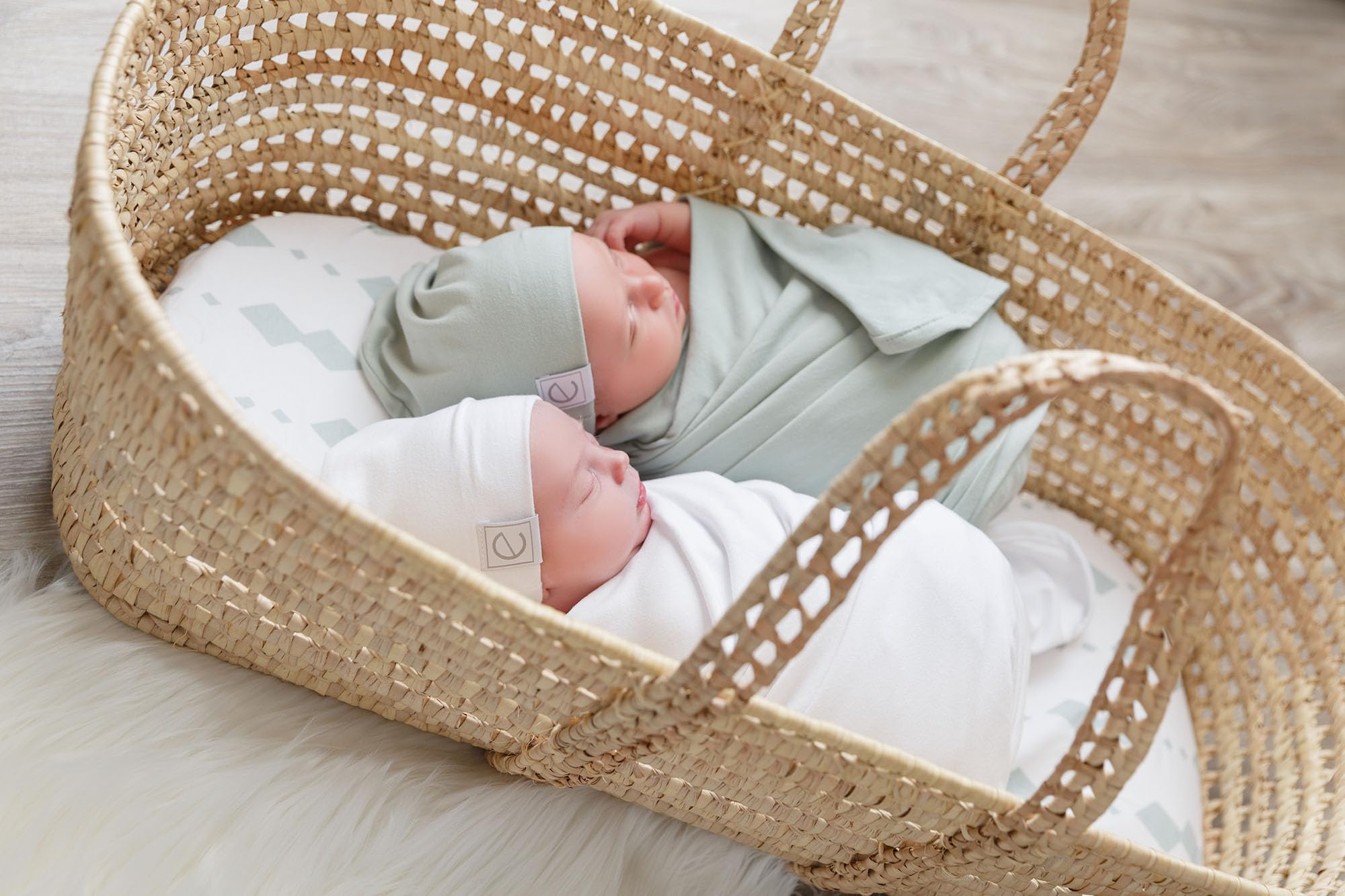 Ely's & Co Bassinet Sheets Sage Diamond dimensions show 16 x 32 x 3 inches compatibility