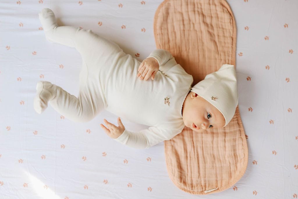 Ely's & Co. elastic-band close-up demonstrates snug, secure crib fit.