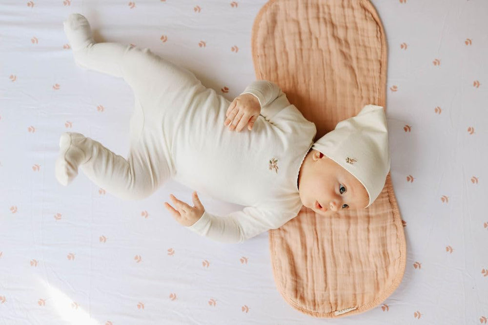 Ely's & Co. elastic-band close-up demonstrates snug, secure crib fit.