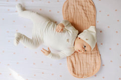 Ely's & Co. elastic-band close-up demonstrates snug, secure crib fit.