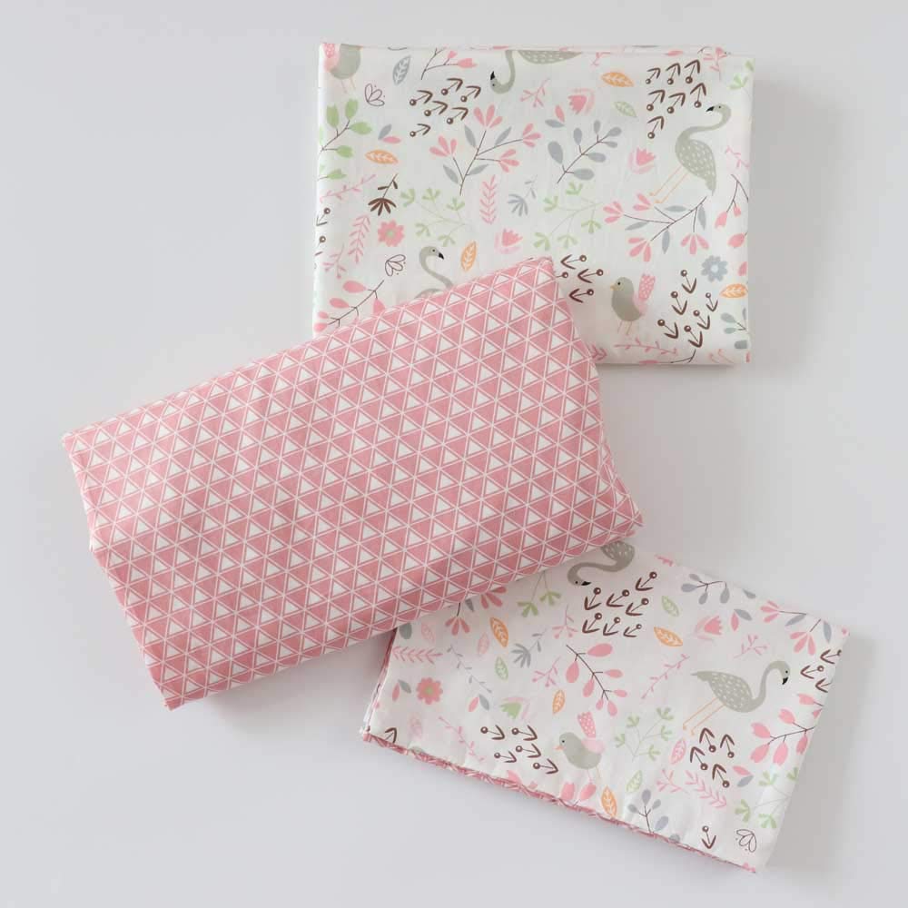 Emenpy fitted sheet 52x28x8 demonstrates secure fit for standard toddler mattresses