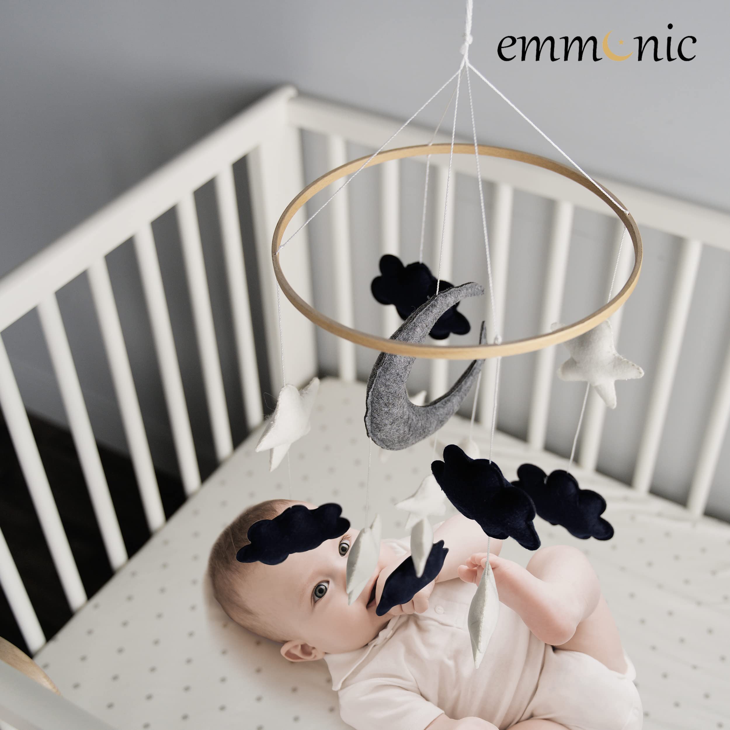 EMMNNIC baby-mobile white clouds visuals invite peaceful nap routines.