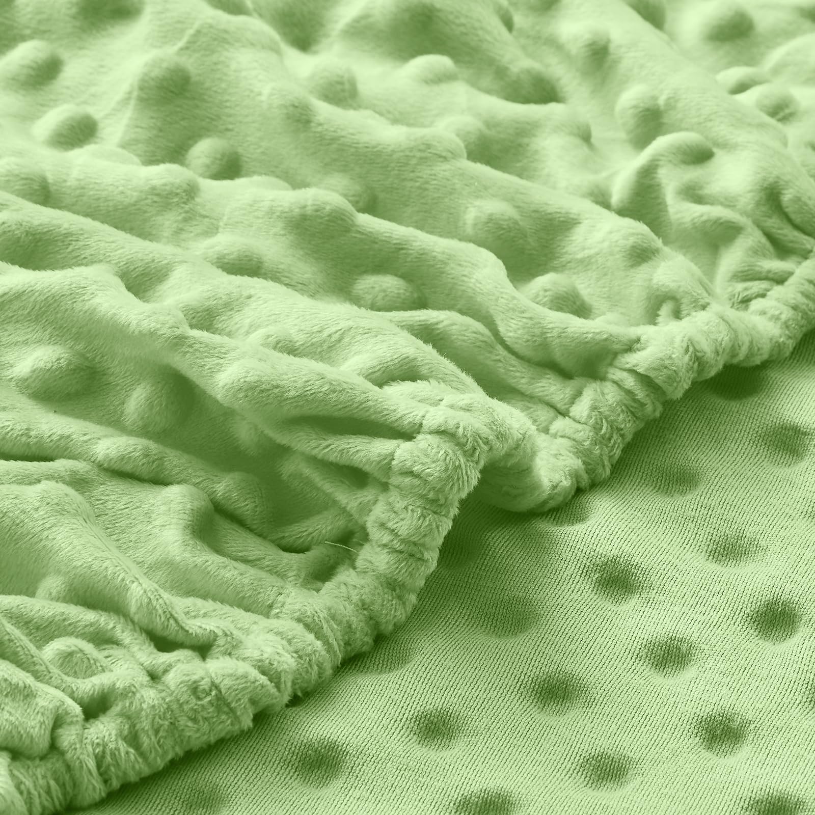 Entisn oval bassinet fit sheet demonstrates snug non-slip design.