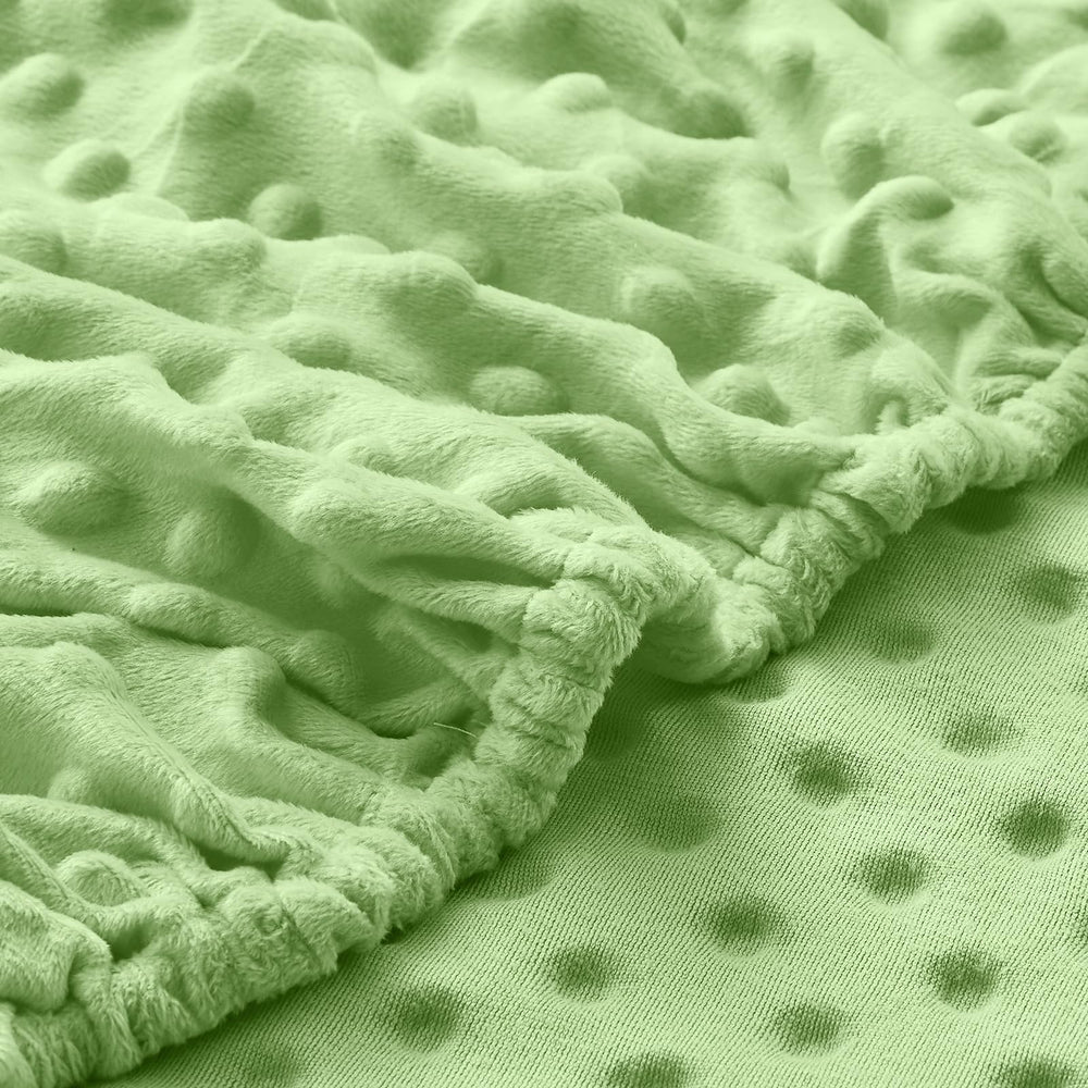 Entisn oval bassinet fit sheet demonstrates snug non-slip design.