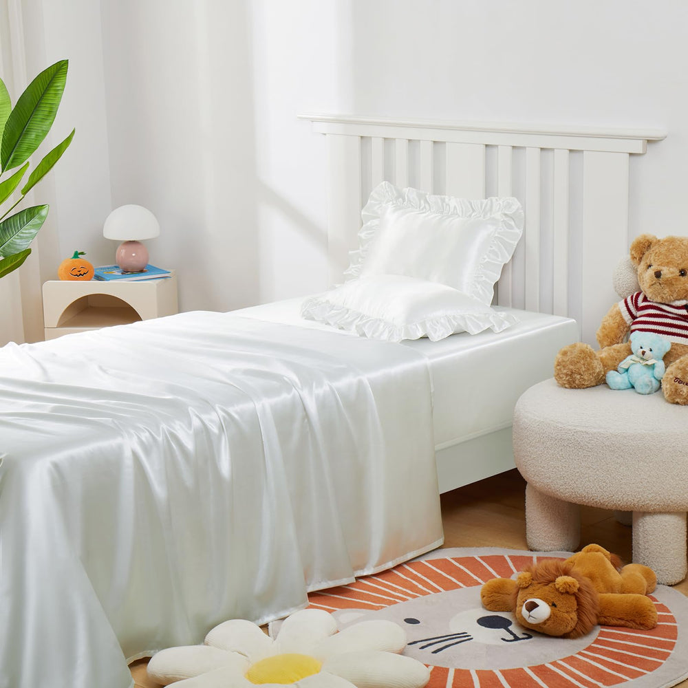 Entisn Silky fabric provides gentle skin contact for toddlers.