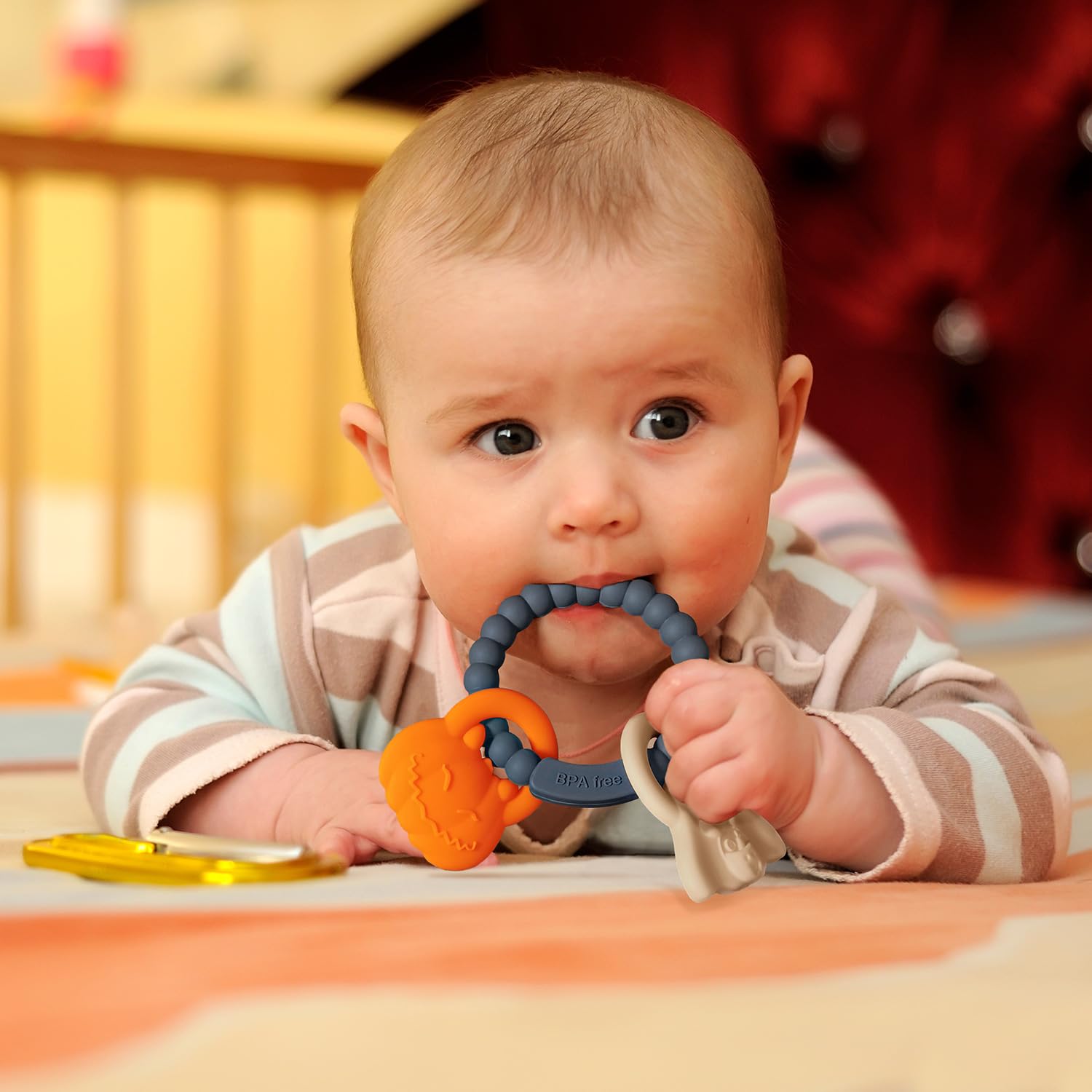 Eoopoon teething ring rattles softly to engage baby during teething sessions