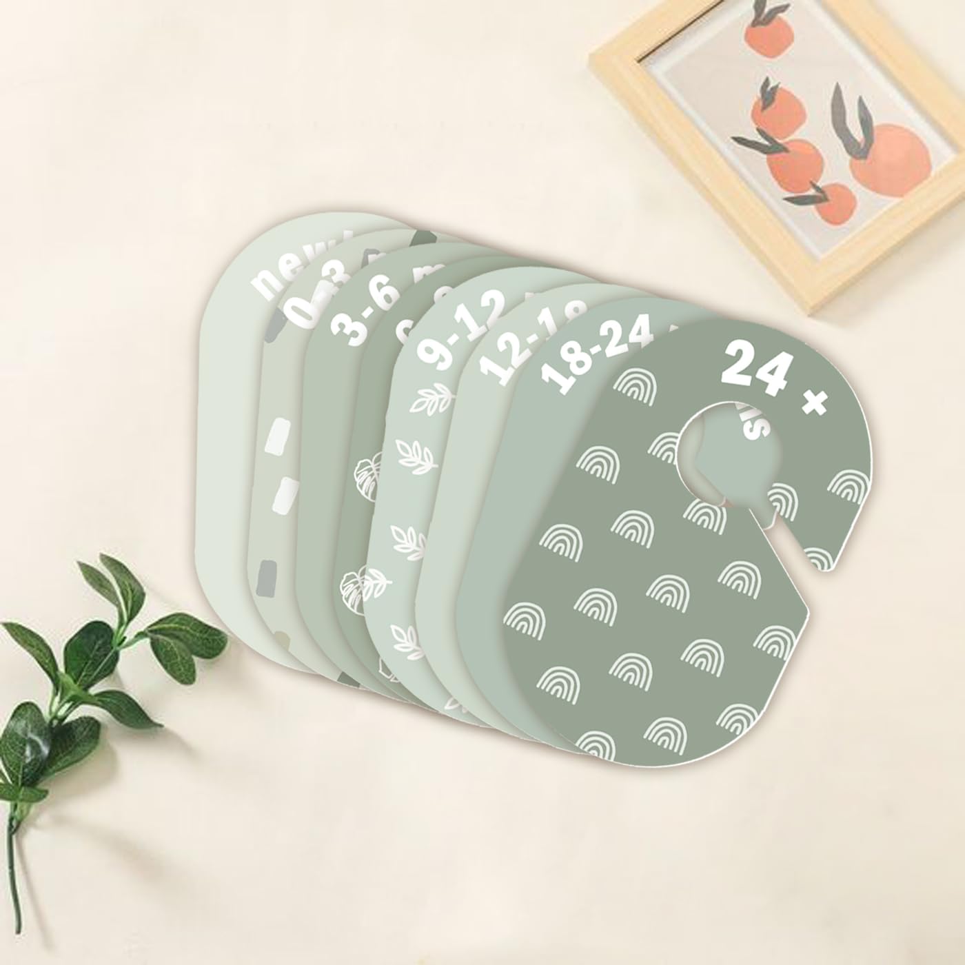 eoscasely green leaf dividers help keep outfits organized by size.