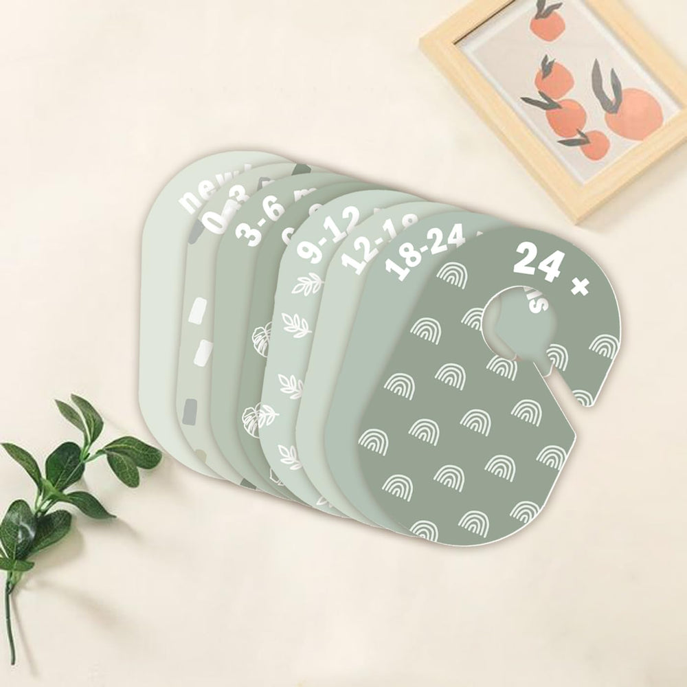 eoscasely green leaf dividers help keep outfits organized by size.