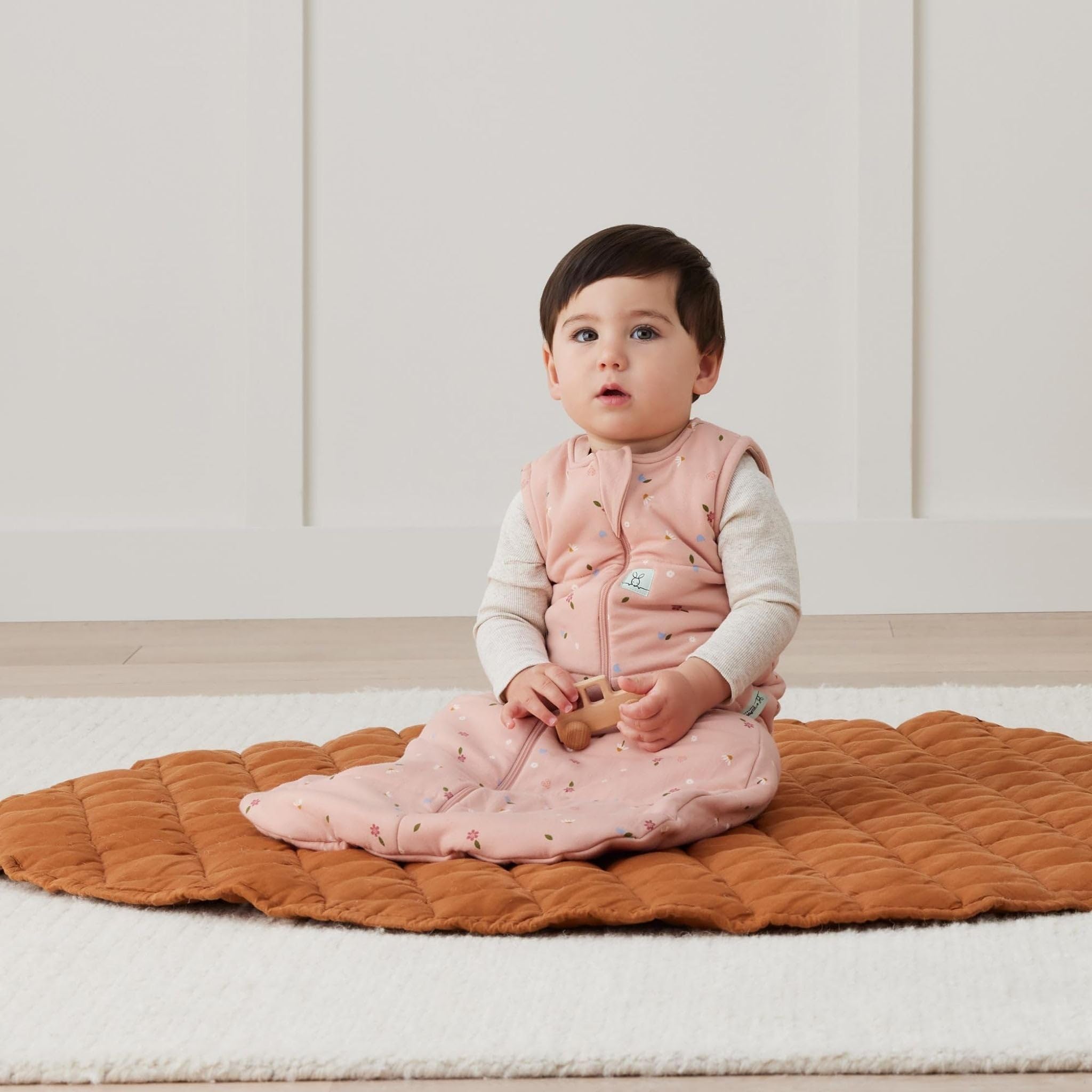 ergoPouch arms-out design top-fit promotes secure movement during swaddle-to-sleep transition
