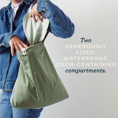 Esembly Day Bag stroller clip image illustrates hands-free carry during errands.