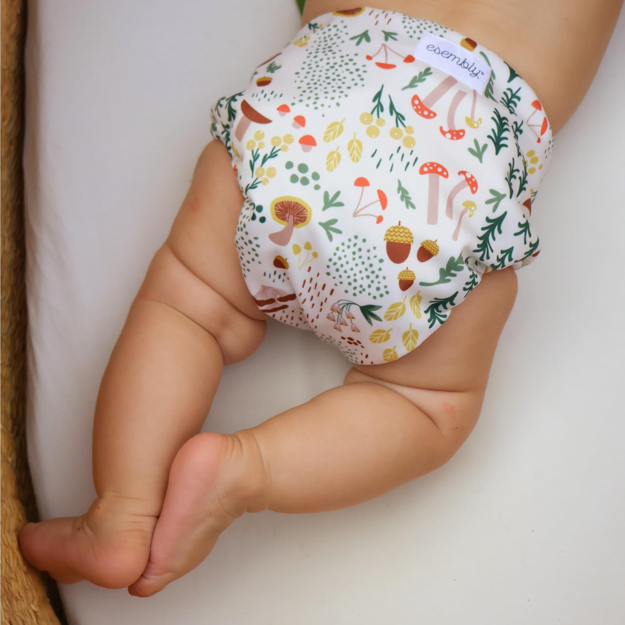 Esembly Size 1 adjustable snaps ensure a snug fit from 7 to 17 pounds.