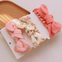 Esumun newborn headband with elastic band that expands with growth.