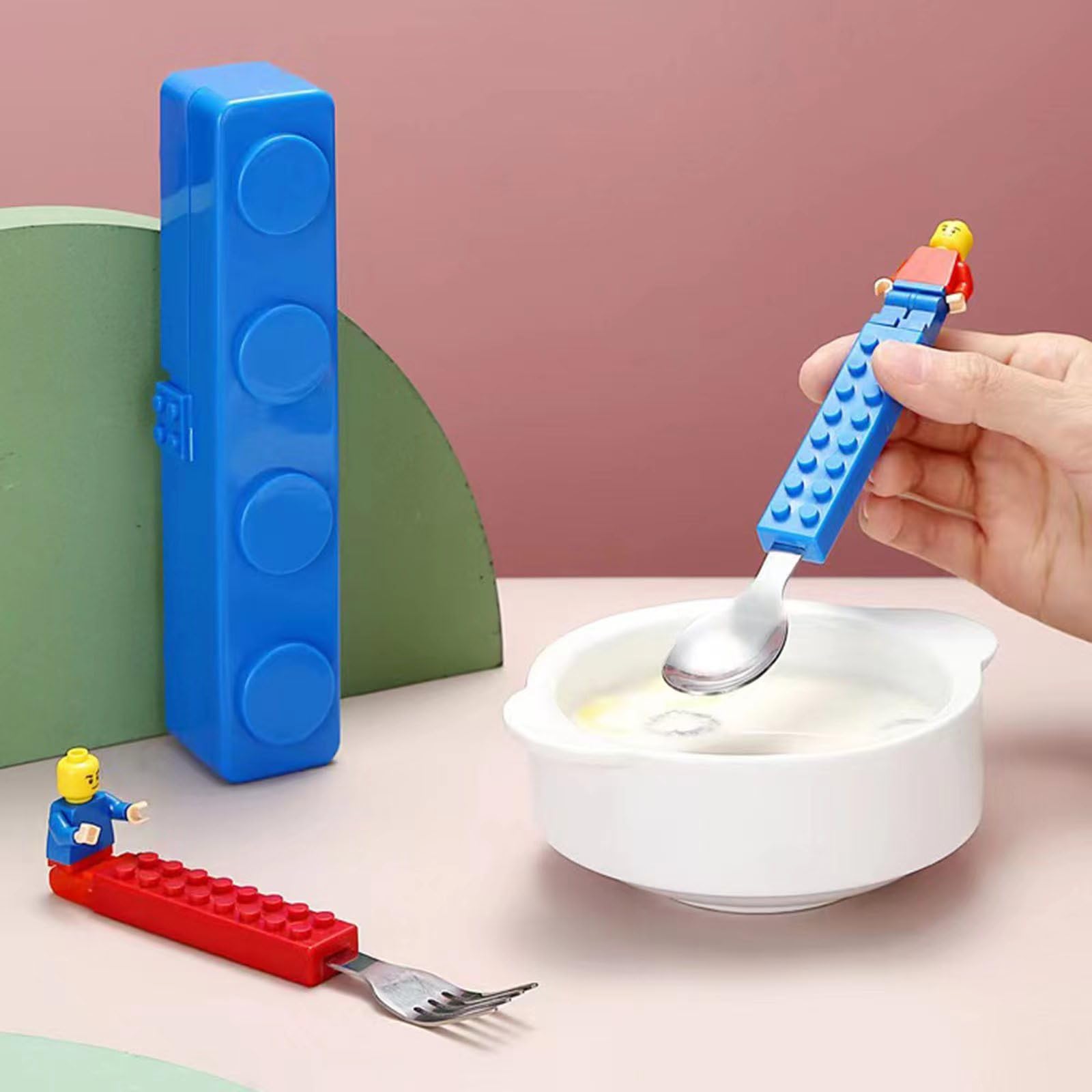 EuphoCorner building block cutlery set picnic scene, demonstrating kid-friendly and practical outdoor dining.