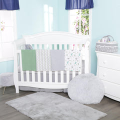EVERYDAY KIDS chevron-pattern blanket for stylish swaddling and layering warmth.