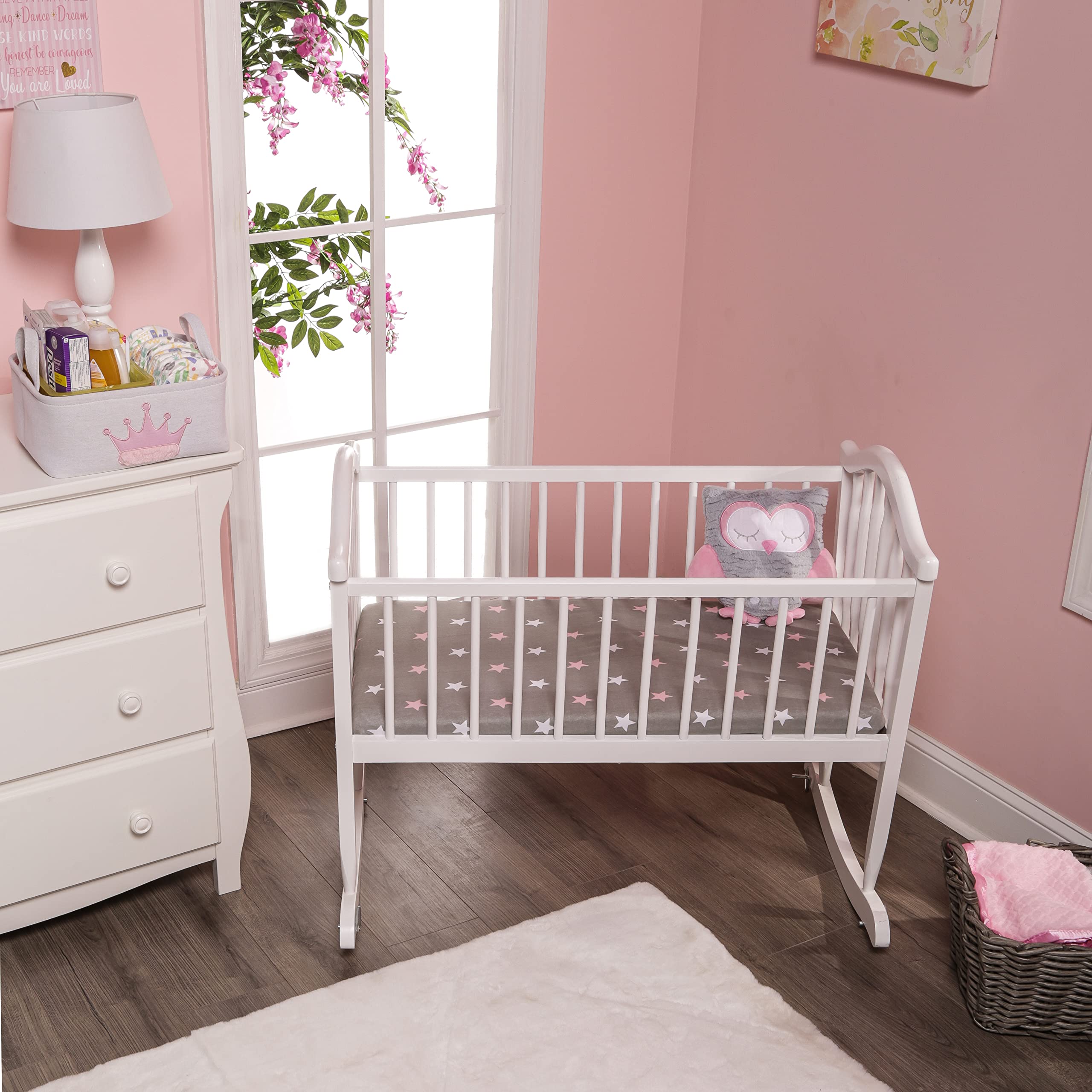 Everyday Kids elastic fit demonstrates secure four side elastic for cradle compatibility