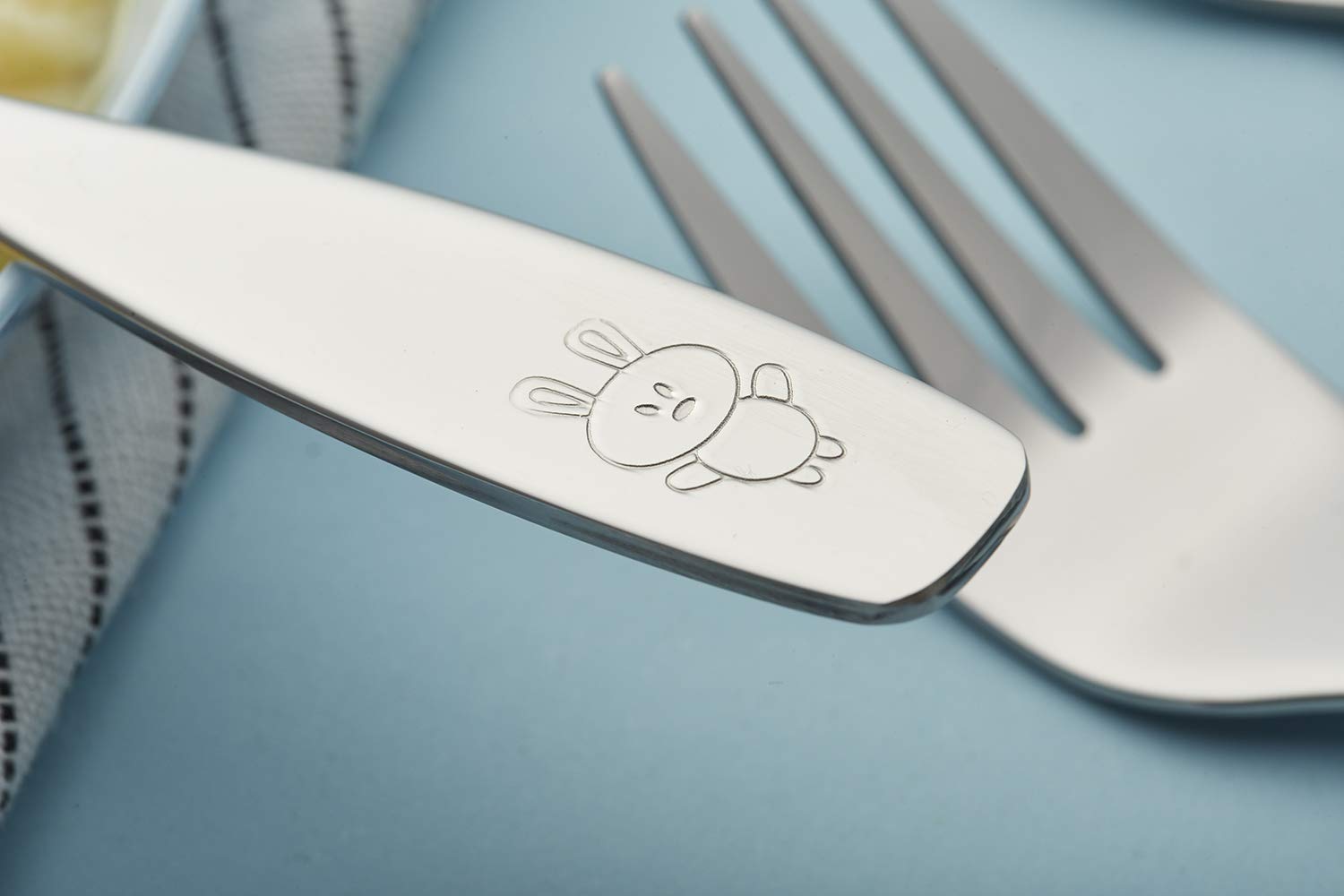 Exzact ANNOVA smooth-edge design promotes safe eating for kids