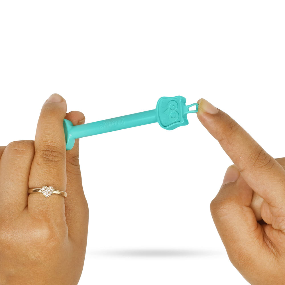 EZTOTZ Nose Hero loop end for softer or wet boogers in use.