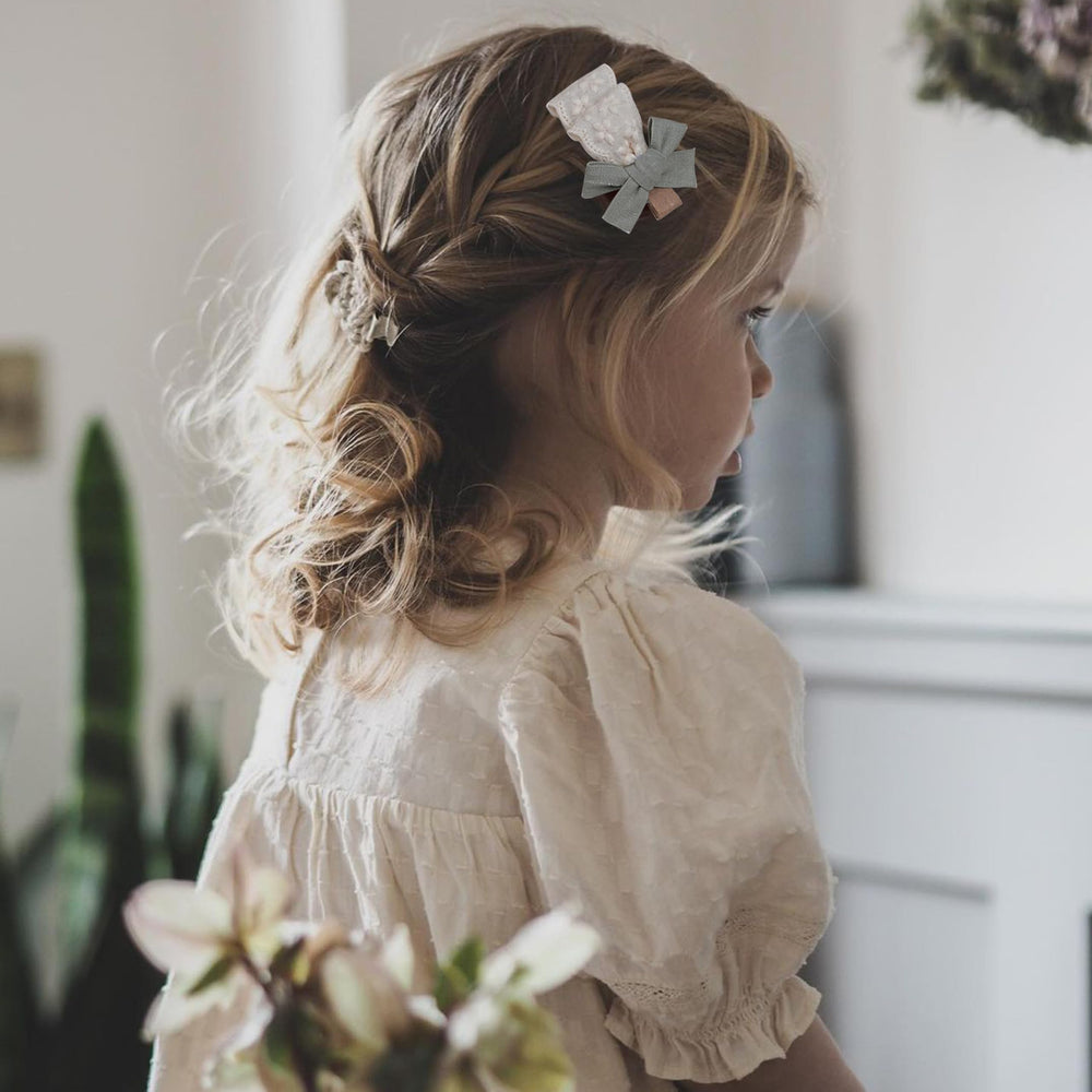 Fancy Clouds 18-piece set with daisies and bouquets for versatile styling
